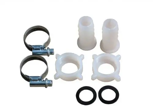 Bosch Anschluss-Set bestehend aus zwei Schlauchschellen, zwei Verbindungsstücken, zwei kurzen Schlauchansätzen und zwei Dichtungsringen in einer klaren Anordnung.